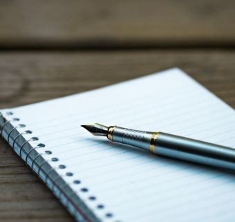 pen op een open schrift